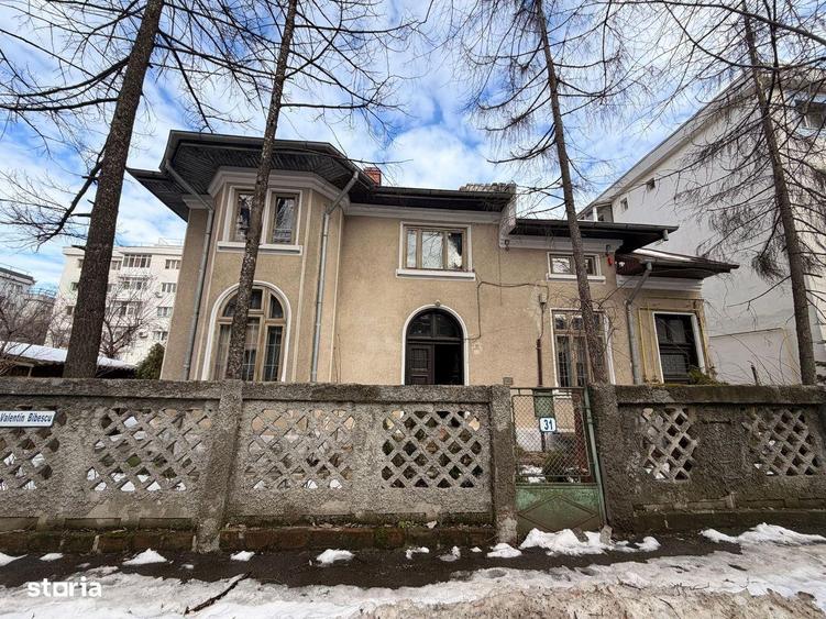 Casă cu 7 camere decomandat cu Teren 391 Mp în Băneasa