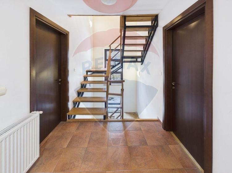 Casă individuală cu 6 camere cu Teren 400.7200012207 Mp în Cioplea