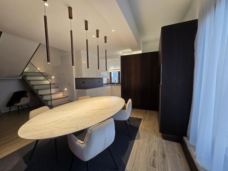 Penthouse cu 4 camere decomandat, mobilat în Centru Civic