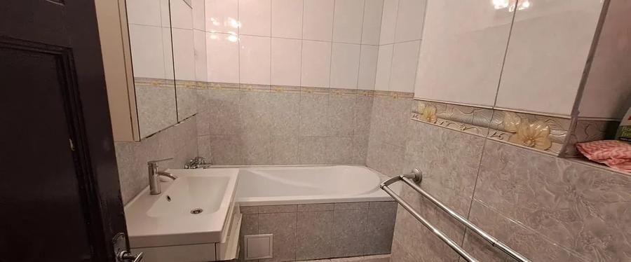 Apartament cu 3 camere semidecomandat, mobilat în Dacia