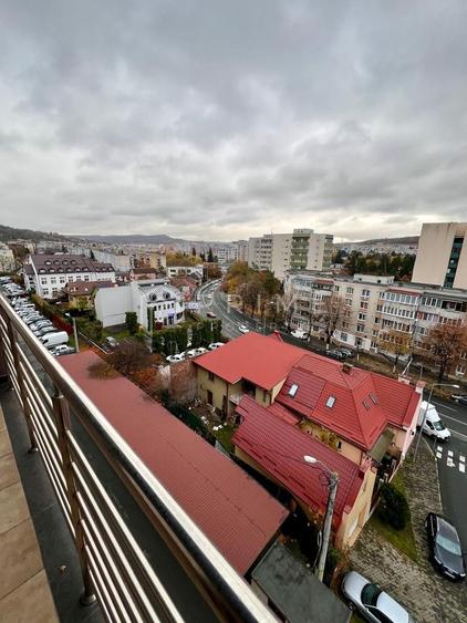 Apartament cu 4 camere decomandat în Semicentral