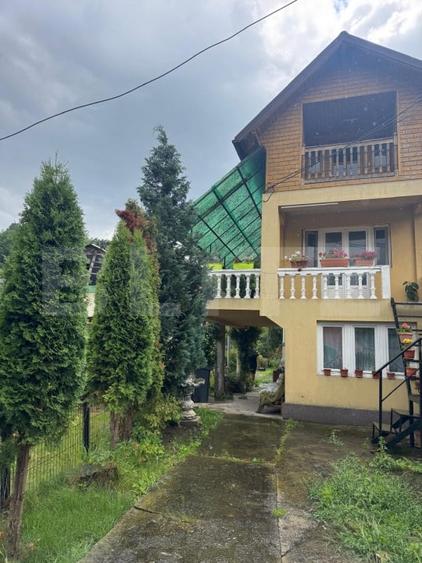 Casă individuală cu 5 camere cu Canalizare în Runcu
