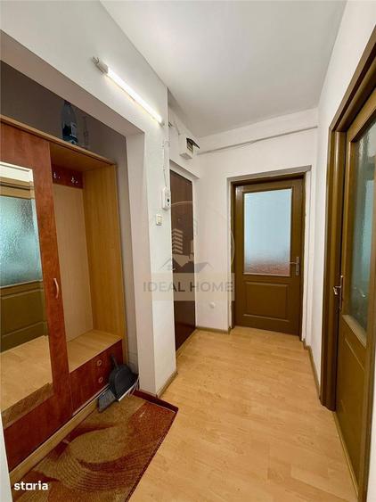 Apartament cu 3 camere semidecomandat în Podu Roș