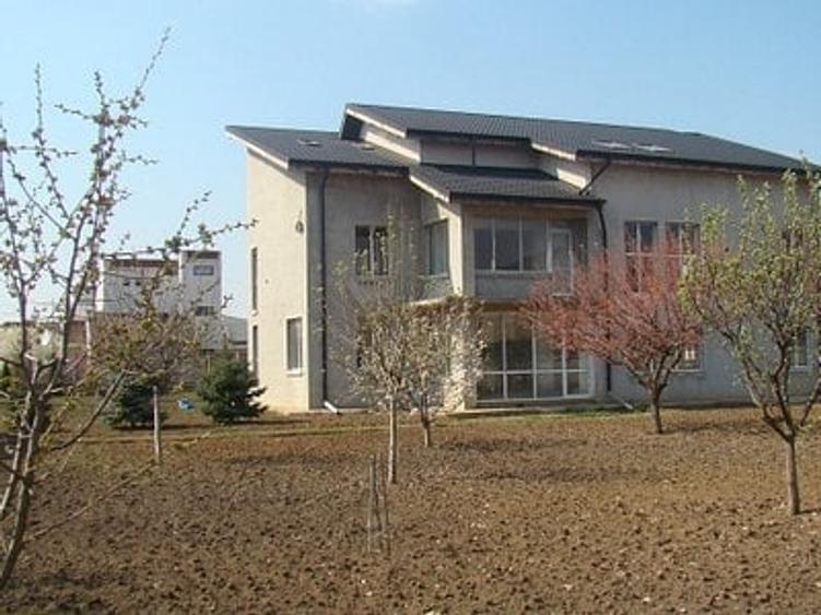 Casă individuală cu 9 camere cu Teren 3000 Mp în Mogoșoaia