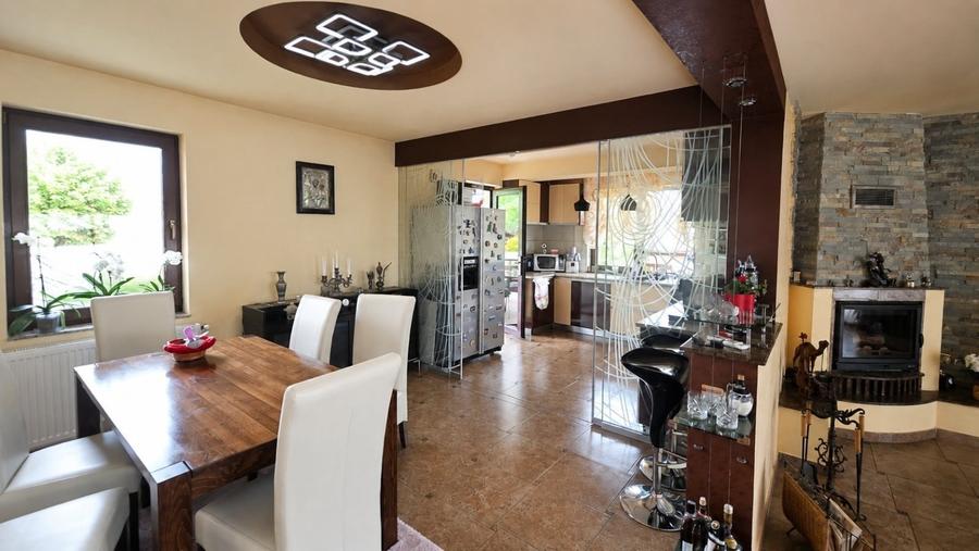 Casă individuală cu 7 camere cu Teren 825 Mp în Bucium