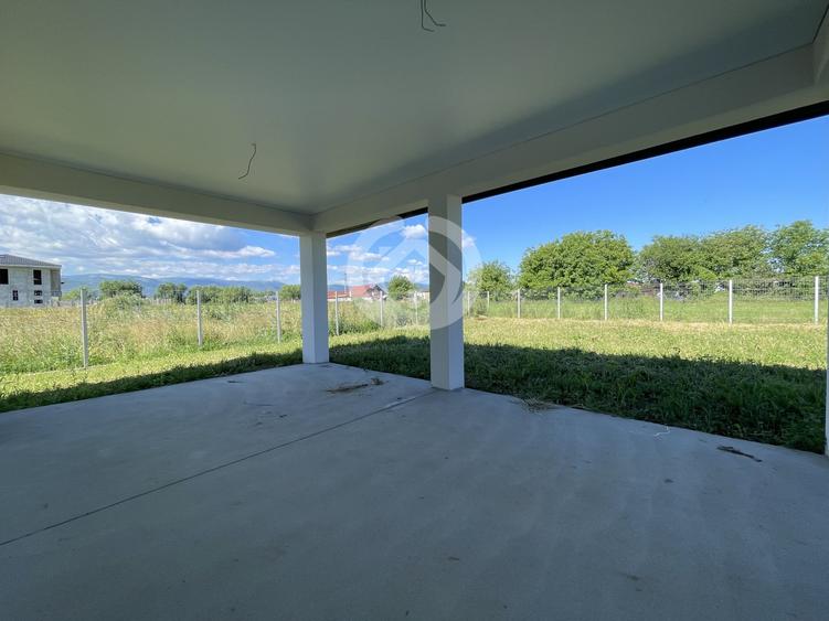 Duplex cu 3 camere cu Canalizare în Cristian