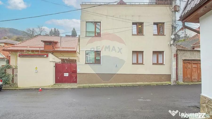 Casă cu 7 camere cu Teren 142 Mp în Centrul Istoric