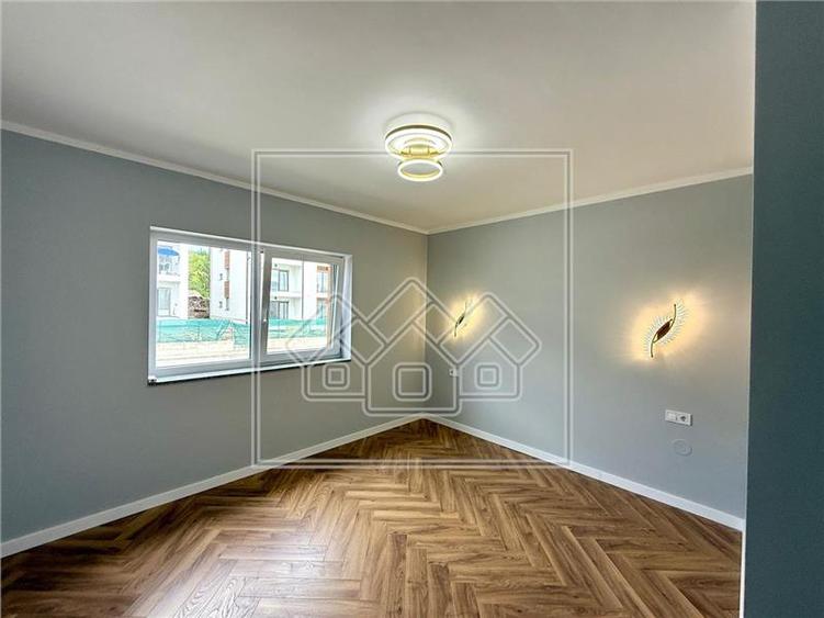 Apartament cu 3 camere semidecomandat în Cristian