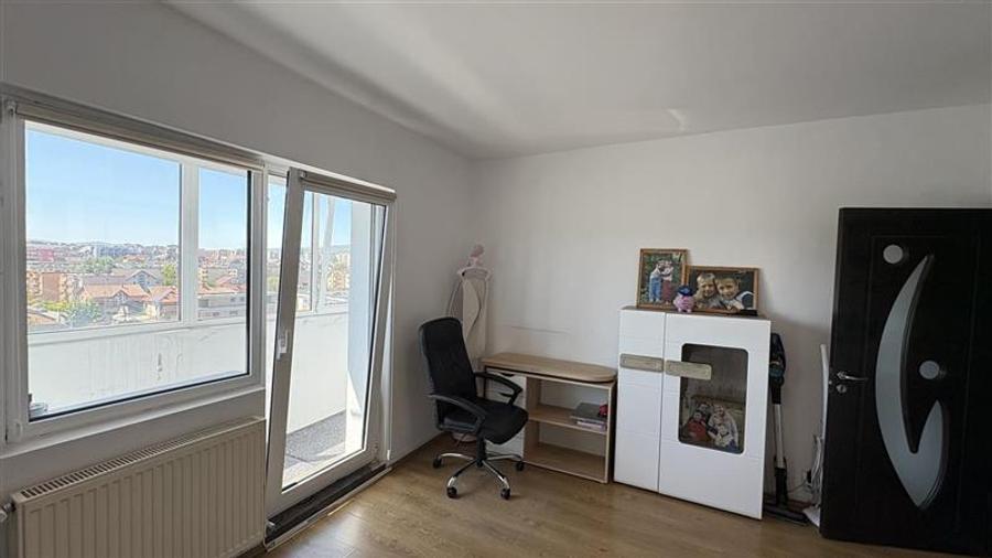 Apartament cu 4 camere semidecomandat, mobilat în Mărăști