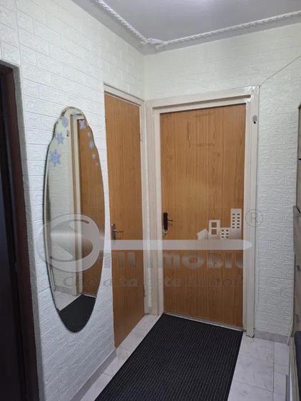 Apartament cu 3 camere semidecomandat în Podul de Piatră