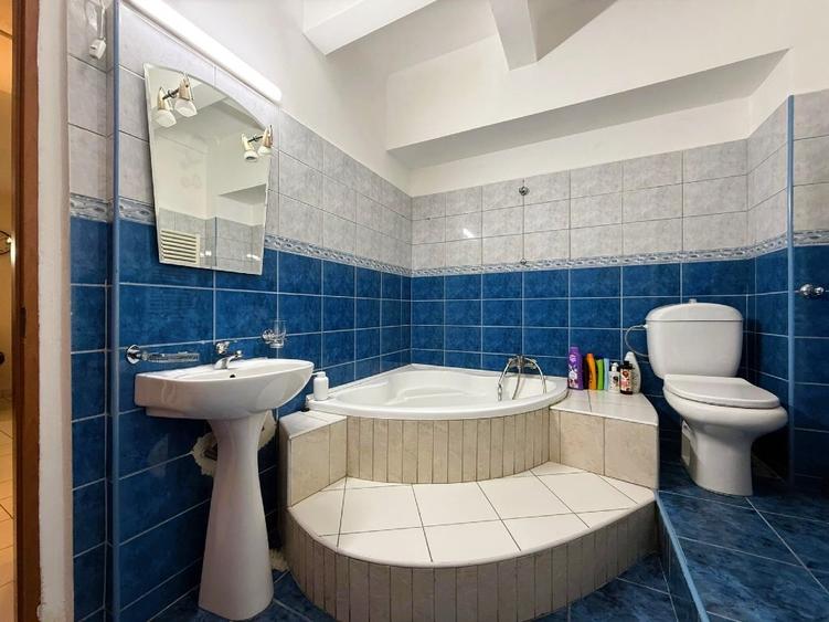 Apartament cu 3 camere semidecomandat în Universitate