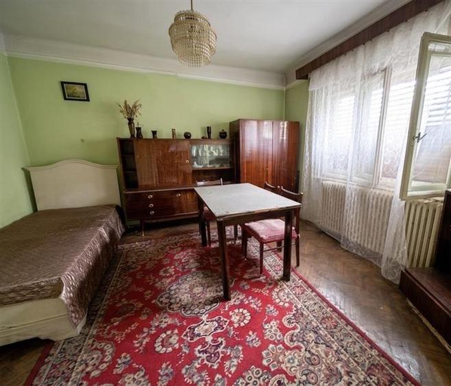 Casă individuală cu 8 camere cu Canalizare în Central