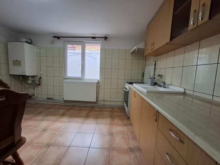 Casă individuală cu 3 camere cu Canalizare în Trocadero