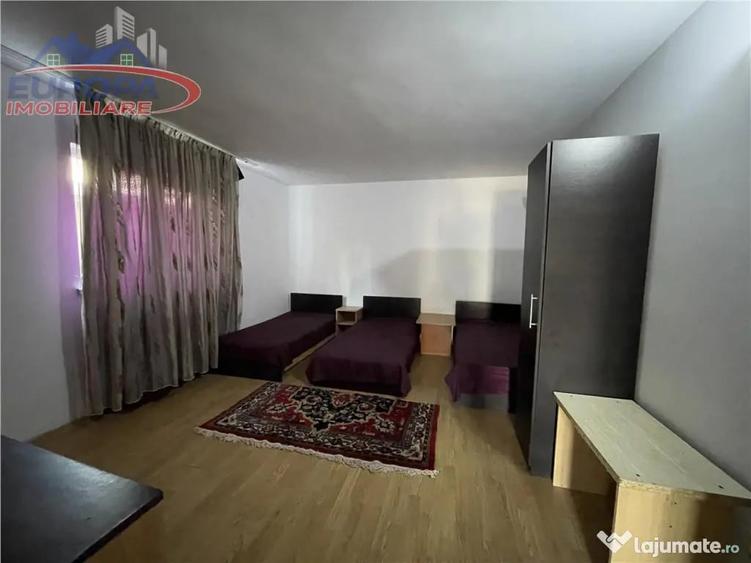 Casă cu 10 camere cu Teren 300 Mp în Dallas