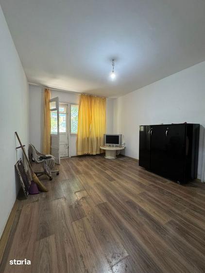 Apartament cu 4 camere semidecomandat în Berceni