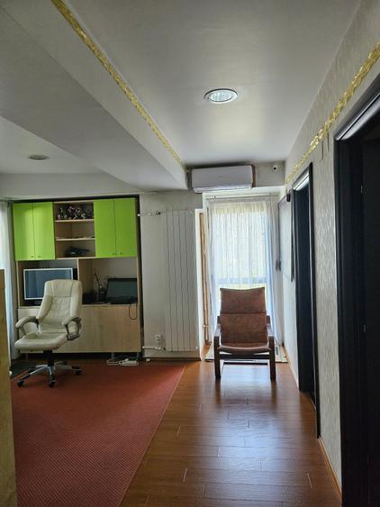 Penthouse cu 7 camere decomandat, mobilat în Titan