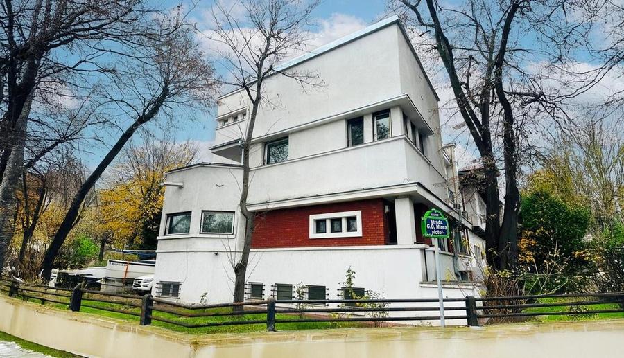 Casă cu 7 camere cu Canalizare în Arcul de Triumf