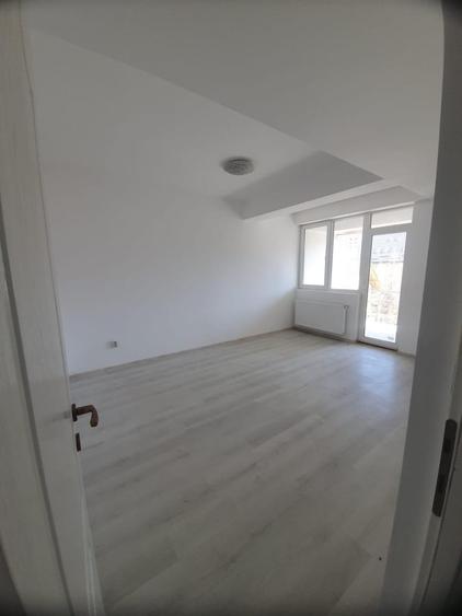 Apartament cu 7 camere decomandat în Central