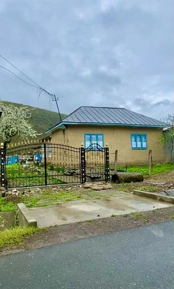Casă cu 4 camere cu Teren 2000 Mp în Slava Rusă