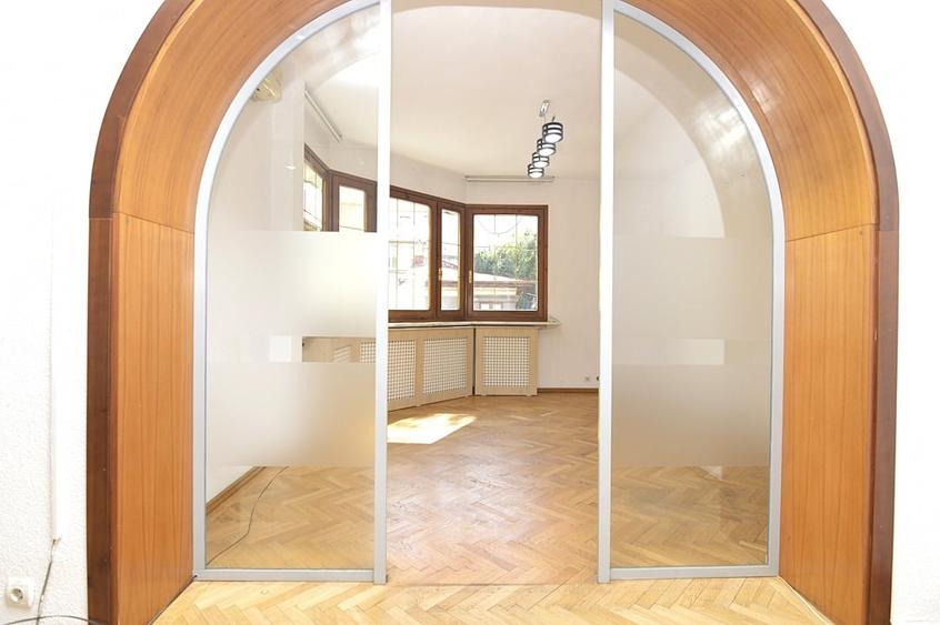 Casă individuală cu 8 camere cu Garaj în Gara de Nord