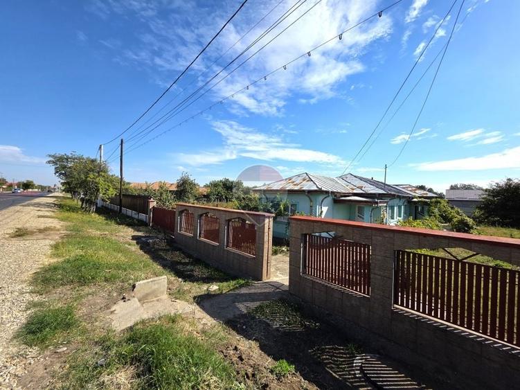 Casă individuală cu 5 camere cu Teren 1098 Mp în Oreavul