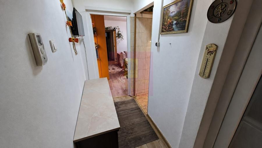 Apartament cu 3 camere semidecomandat, mobilat în Brâncoveanu