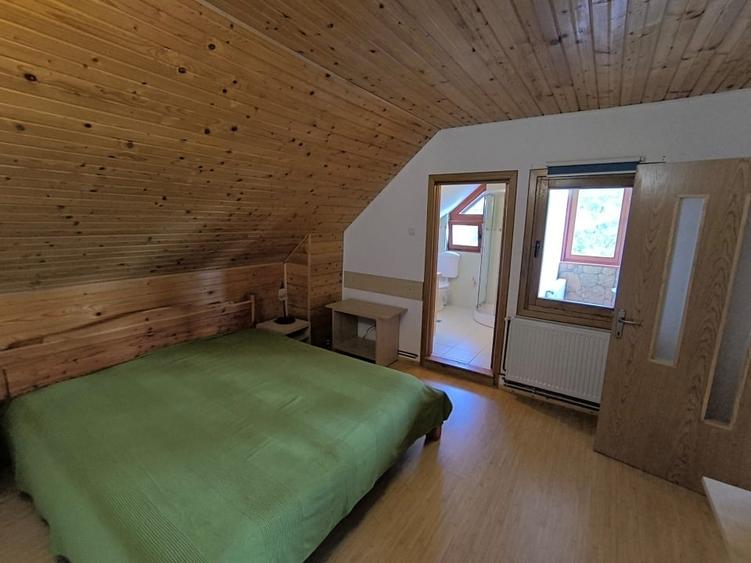 Casă individuală cu 8 camere cu Teren 1000 Mp în Moroeni