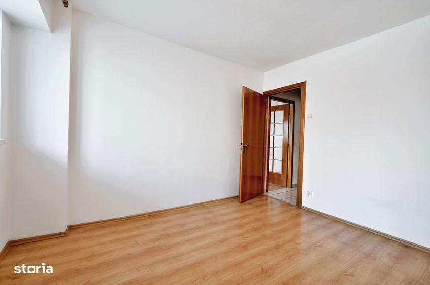 Apartament cu 3 camere semidecomandat în Clucerului