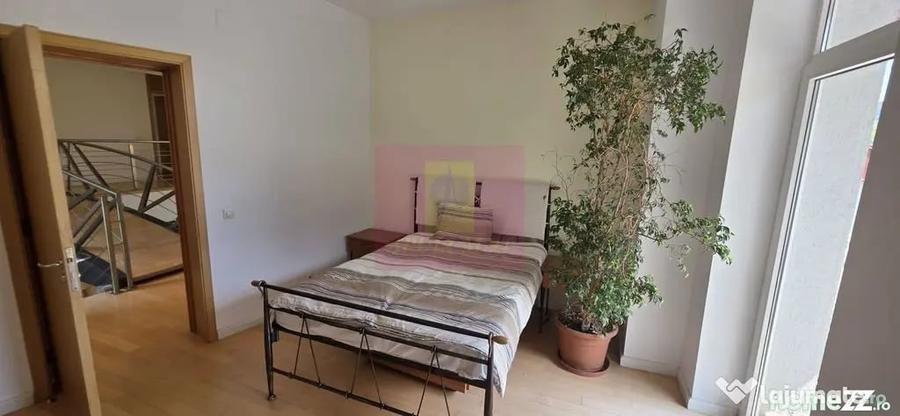 Casă cu 7 camere cu Teren 2813 Mp în Central