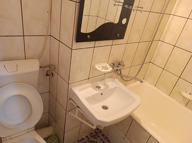 Apartament cu 3 camere semidecomandat în Palazu Mare