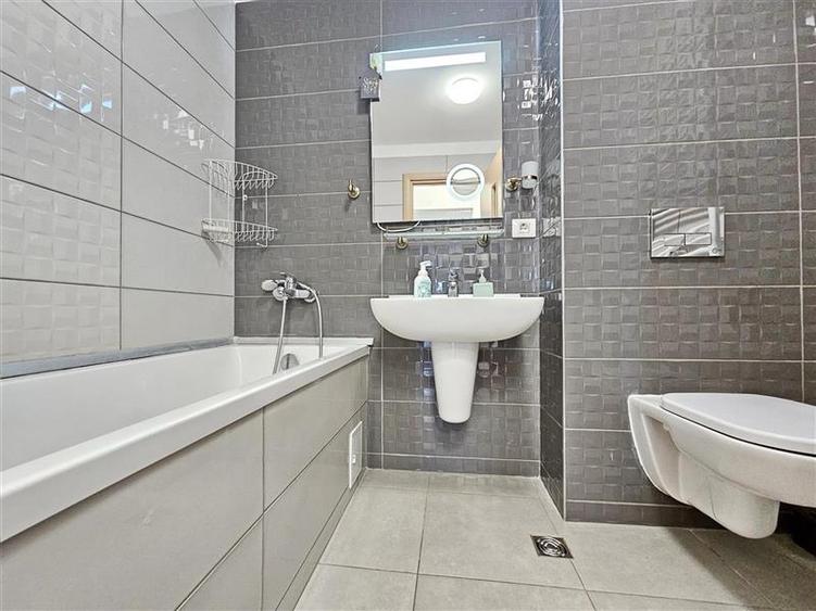 Apartament cu 2 camere decomandat în Tractorul