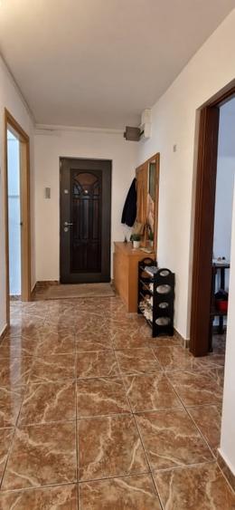 Apartament cu 3 camere decomandat, mobilat în Calea București
