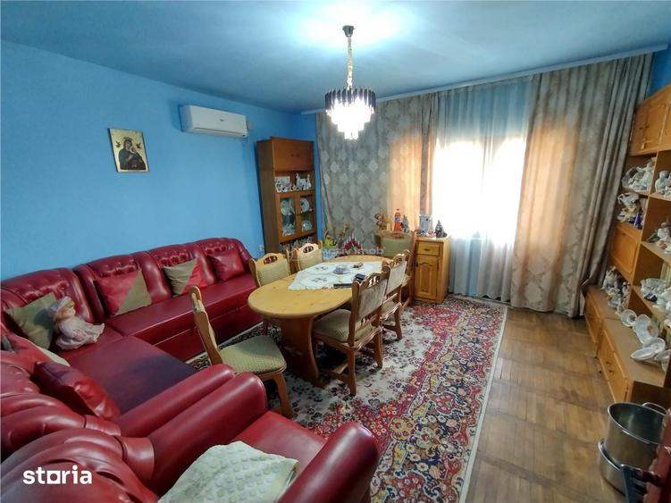 Apartament cu 3 camere decomandat în Bozovici