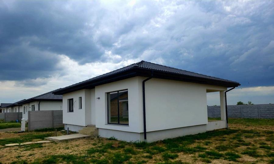Casă individuală cu 3 camere cu Canalizare în Lazuri