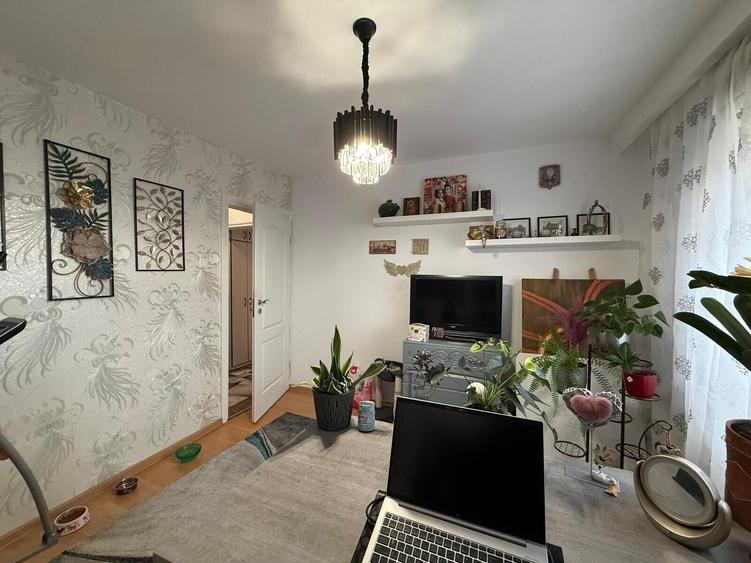 Apartament cu 4 camere semidecomandat, mobilat în Mihai Bravu