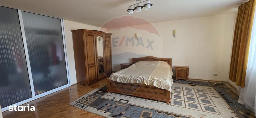 Casă cu 5 camere cu Teren 3156 Mp în Gura Ocniței