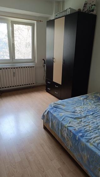 Apartament cu 3 camere decomandat în Tei