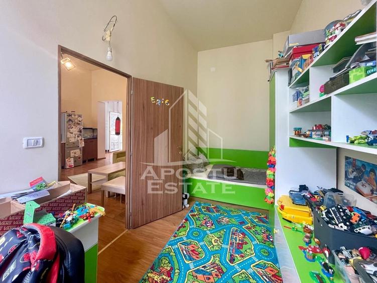 Casă individuală cu 6 camere cu Canalizare în Ultracentral