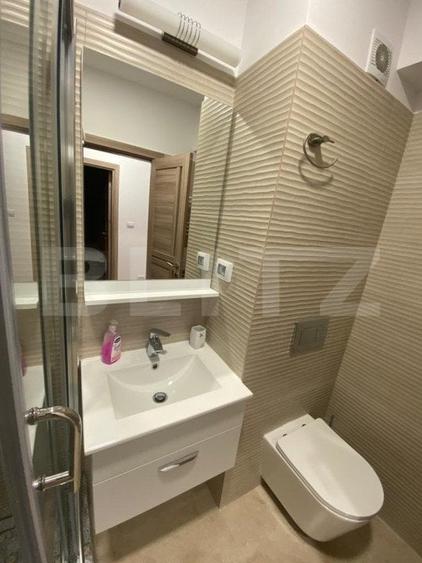 Apartament cu 3 camere semidecomandat, mobilat în Calea București