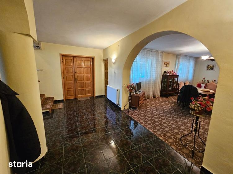 Casă cu 6 camere cu Teren 355 Mp în Central