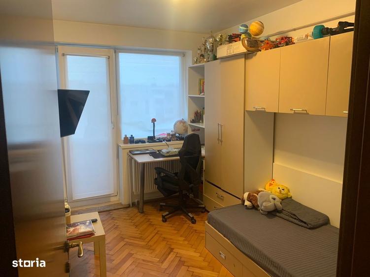 Apartament cu 3 camere decomandat în Piața Centrală