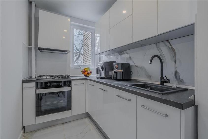 Apartament cu 3 camere semidecomandat, mobilat în Drumul Taberei