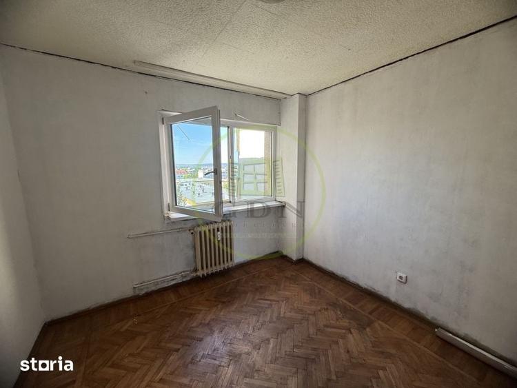Apartament cu 4 camere semidecomandat în Calea București