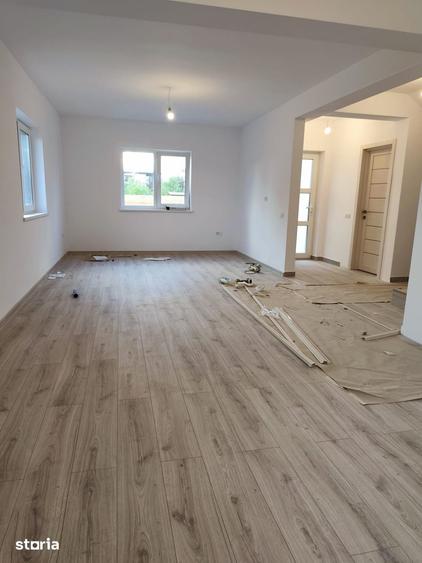 Casă cu 4 camere cu Teren 370 Mp în Joița