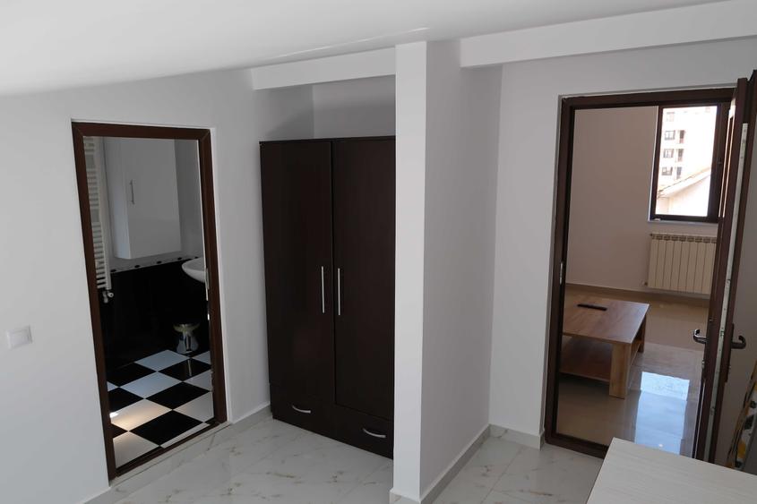 Apartament cu 3 camere semidecomandat în Trocadero