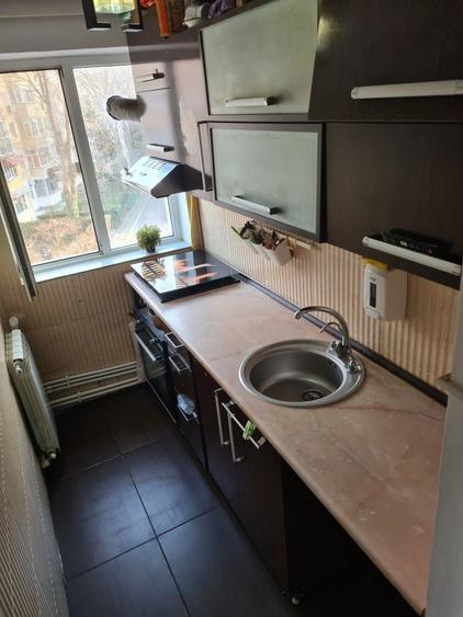 Apartament cu 4 camere semidecomandat în Carrefour