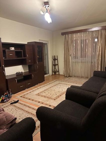 Apartament cu 3 camere decomandat în Exterior Vest