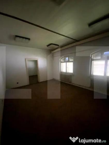 Spațiu comercial, de 594 mp, în Ozun