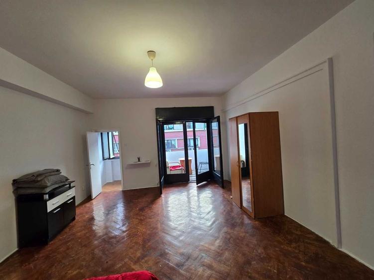 Apartament cu 4 camere decomandat în Central
