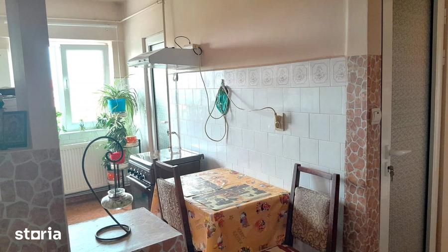 Apartament cu 2 camere semidecomandat, mobilat în Ineu